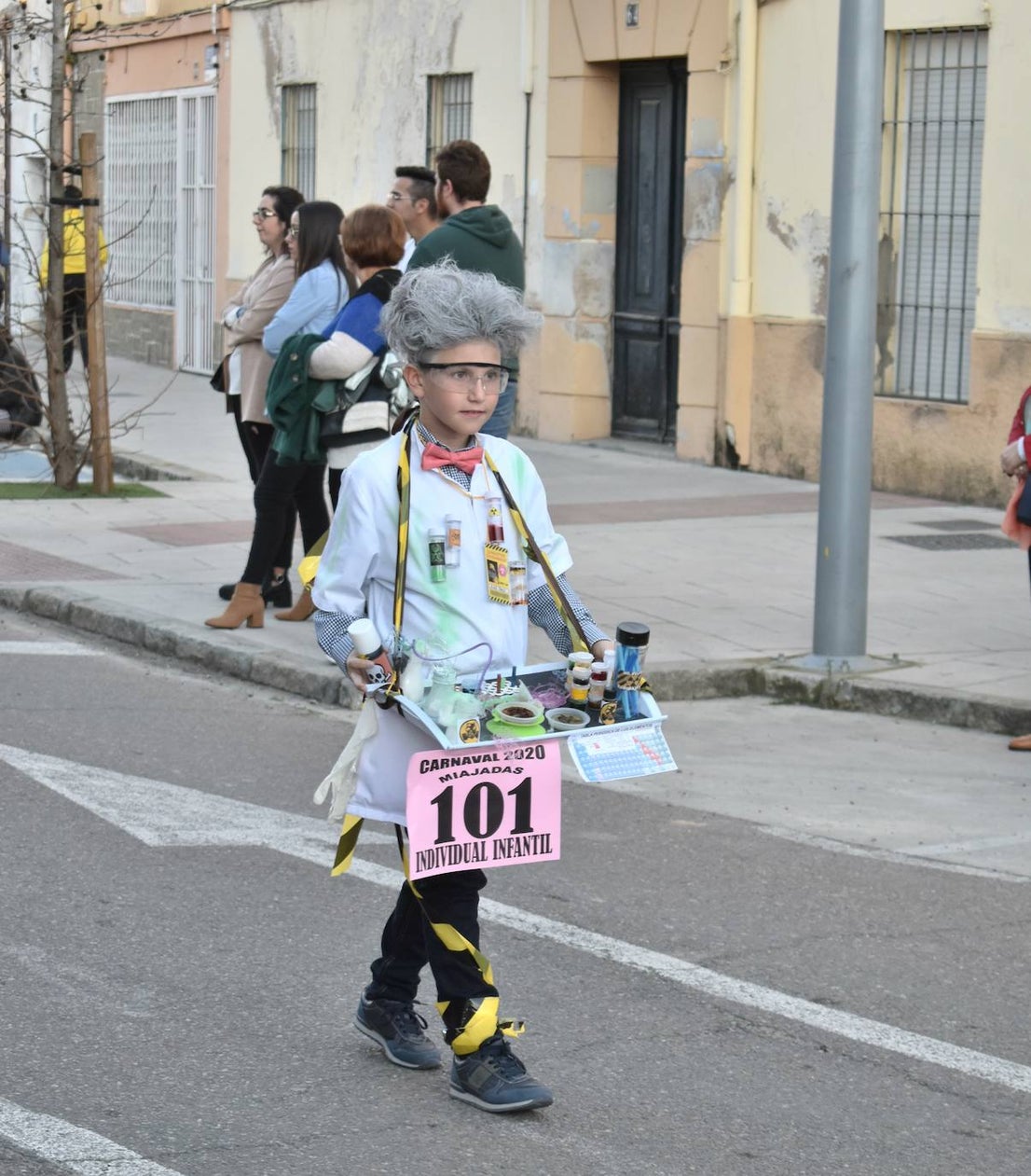 La tarde del pasado sábado 22 de febrero Miajadas acogió a cientos de personas que participaron en el Gran Desfile de Carnaval y asistieron a presenciarlo y disfrutarlo. La localidad se convirtió en un mundo de fantasía donde todo tenía cabida: Alaskas de diferentes edades, científicos locos, las Olimpiadas, luchadores de esgrima, astronautas, monstruos, caballeros, vikingos del futuro, arlequines, hortalizas que cobraron vida, piratas que llegaron desde muy muy lejos y traían su propia isla a cuestas, tribus llegadas desde tierras aún más lejanas, e incluso el mismísimo Buda. El mundo Disney fue el gran protagonista, con bailarines de fantasía, princesas hormonadas, madrastras malvadas, Blancanieves y el príncipe, Pinocho y Geppetto y Alicia en el País de las maravillas con un sombrerero loco multiplicado sobre sí mismo. El gran musical que marcó la vida de muchos y muchas adolescentes y el gran referente que es en sí misma la película 'Grease' llegó a Miajadas de mano de la comparsa 'Los Colegas'. Y, cómo no, la gran maestría de los músicos que amenizaron el desfile de más de 700 participantes y que, como merecía la ocasión, lucieron sus mejores galas. 
