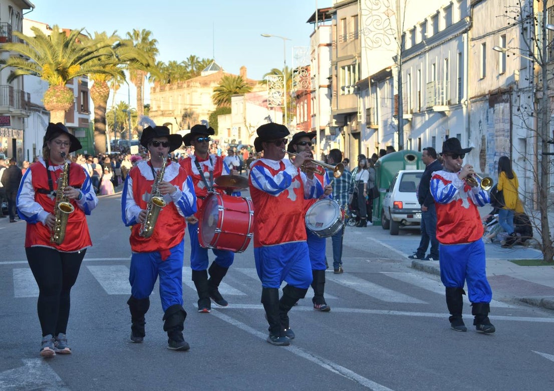 La tarde del pasado sábado 22 de febrero Miajadas acogió a cientos de personas que participaron en el Gran Desfile de Carnaval y asistieron a presenciarlo y disfrutarlo. La localidad se convirtió en un mundo de fantasía donde todo tenía cabida: Alaskas de diferentes edades, científicos locos, las Olimpiadas, luchadores de esgrima, astronautas, monstruos, caballeros, vikingos del futuro, arlequines, hortalizas que cobraron vida, piratas que llegaron desde muy muy lejos y traían su propia isla a cuestas, tribus llegadas desde tierras aún más lejanas, e incluso el mismísimo Buda. El mundo Disney fue el gran protagonista, con bailarines de fantasía, princesas hormonadas, madrastras malvadas, Blancanieves y el príncipe, Pinocho y Geppetto y Alicia en el País de las maravillas con un sombrerero loco multiplicado sobre sí mismo. El gran musical que marcó la vida de muchos y muchas adolescentes y el gran referente que es en sí misma la película 'Grease' llegó a Miajadas de mano de la comparsa 'Los Colegas'. Y, cómo no, la gran maestría de los músicos que amenizaron el desfile de más de 700 participantes y que, como merecía la ocasión, lucieron sus mejores galas. 