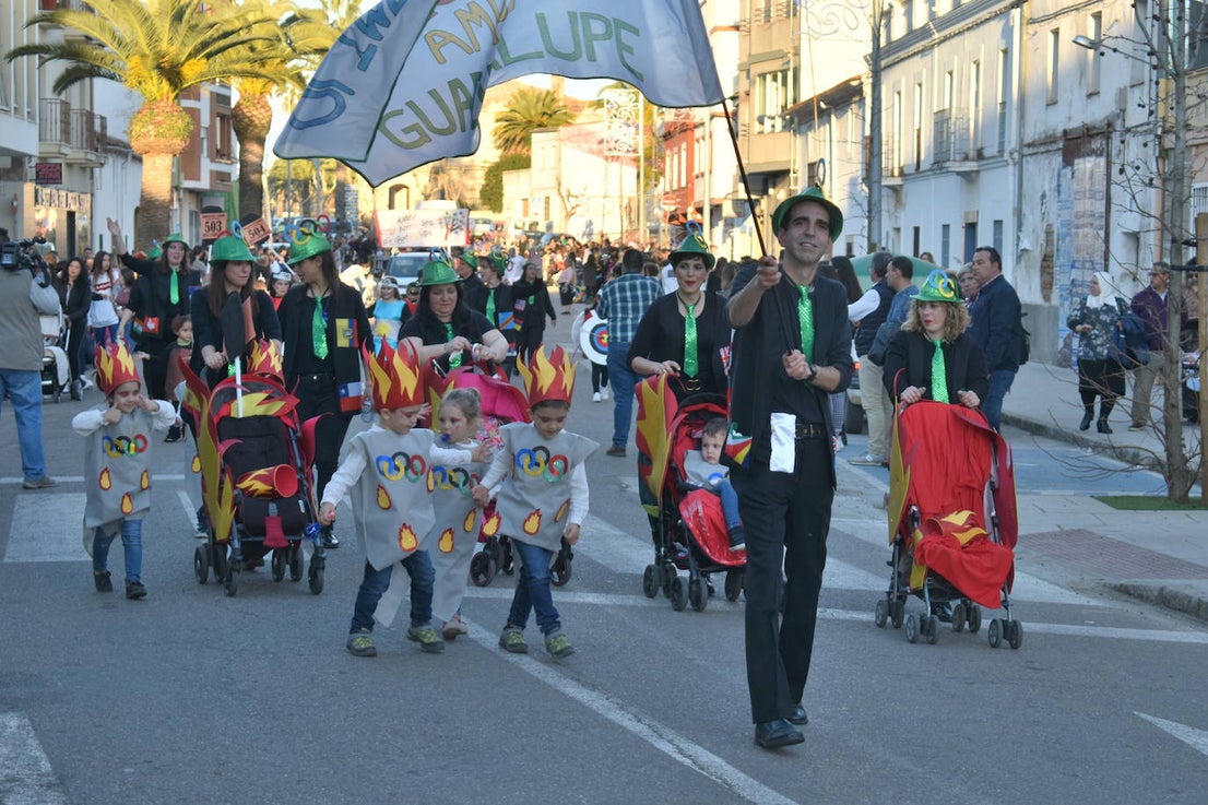 La tarde del pasado sábado 22 de febrero Miajadas acogió a cientos de personas que participaron en el Gran Desfile de Carnaval y asistieron a presenciarlo y disfrutarlo. La localidad se convirtió en un mundo de fantasía donde todo tenía cabida: Alaskas de diferentes edades, científicos locos, las Olimpiadas, luchadores de esgrima, astronautas, monstruos, caballeros, vikingos del futuro, arlequines, hortalizas que cobraron vida, piratas que llegaron desde muy muy lejos y traían su propia isla a cuestas, tribus llegadas desde tierras aún más lejanas, e incluso el mismísimo Buda. El mundo Disney fue el gran protagonista, con bailarines de fantasía, princesas hormonadas, madrastras malvadas, Blancanieves y el príncipe, Pinocho y Geppetto y Alicia en el País de las maravillas con un sombrerero loco multiplicado sobre sí mismo. El gran musical que marcó la vida de muchos y muchas adolescentes y el gran referente que es en sí misma la película 'Grease' llegó a Miajadas de mano de la comparsa 'Los Colegas'. Y, cómo no, la gran maestría de los músicos que amenizaron el desfile de más de 700 participantes y que, como merecía la ocasión, lucieron sus mejores galas. 