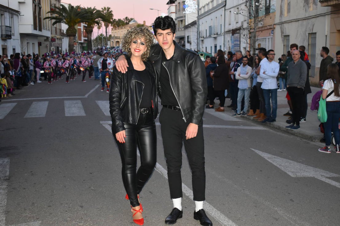 La tarde del pasado sábado 22 de febrero Miajadas acogió a cientos de personas que participaron en el Gran Desfile de Carnaval y asistieron a presenciarlo y disfrutarlo. La localidad se convirtió en un mundo de fantasía donde todo tenía cabida: Alaskas de diferentes edades, científicos locos, las Olimpiadas, luchadores de esgrima, astronautas, monstruos, caballeros, vikingos del futuro, arlequines, hortalizas que cobraron vida, piratas que llegaron desde muy muy lejos y traían su propia isla a cuestas, tribus llegadas desde tierras aún más lejanas, e incluso el mismísimo Buda. El mundo Disney fue el gran protagonista, con bailarines de fantasía, princesas hormonadas, madrastras malvadas, Blancanieves y el príncipe, Pinocho y Geppetto y Alicia en el País de las maravillas con un sombrerero loco multiplicado sobre sí mismo. El gran musical que marcó la vida de muchos y muchas adolescentes y el gran referente que es en sí misma la película 'Grease' llegó a Miajadas de mano de la comparsa 'Los Colegas'. Y, cómo no, la gran maestría de los músicos que amenizaron el desfile de más de 700 participantes y que, como merecía la ocasión, lucieron sus mejores galas. 