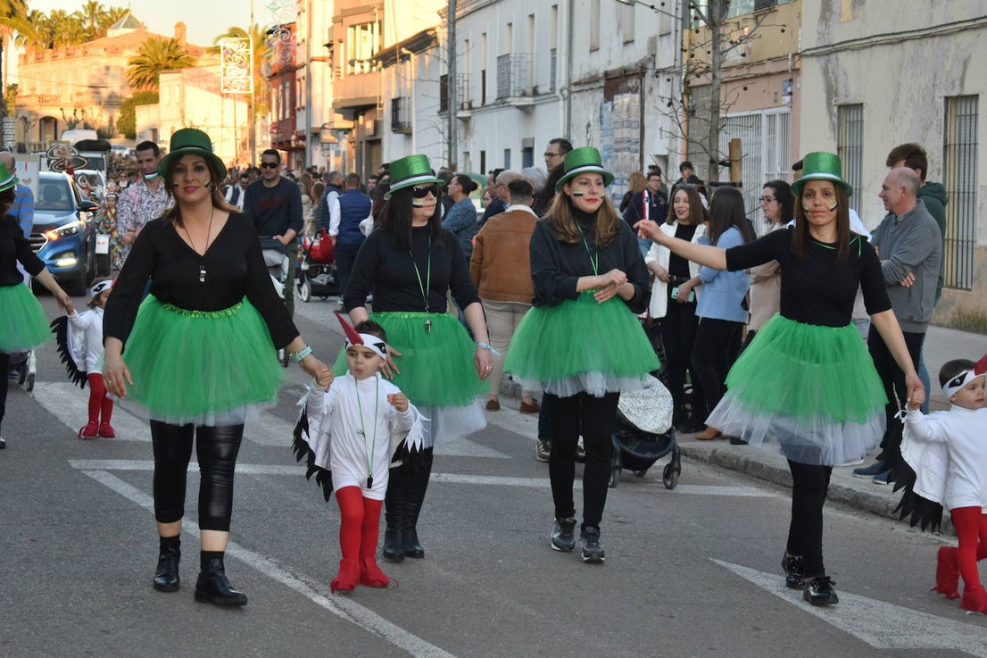 La tarde del pasado sábado 22 de febrero Miajadas acogió a cientos de personas que participaron en el Gran Desfile de Carnaval y asistieron a presenciarlo y disfrutarlo. La localidad se convirtió en un mundo de fantasía donde todo tenía cabida: Alaskas de diferentes edades, científicos locos, las Olimpiadas, luchadores de esgrima, astronautas, monstruos, caballeros, vikingos del futuro, arlequines, hortalizas que cobraron vida, piratas que llegaron desde muy muy lejos y traían su propia isla a cuestas, tribus llegadas desde tierras aún más lejanas, e incluso el mismísimo Buda. El mundo Disney fue el gran protagonista, con bailarines de fantasía, princesas hormonadas, madrastras malvadas, Blancanieves y el príncipe, Pinocho y Geppetto y Alicia en el País de las maravillas con un sombrerero loco multiplicado sobre sí mismo. El gran musical que marcó la vida de muchos y muchas adolescentes y el gran referente que es en sí misma la película 'Grease' llegó a Miajadas de mano de la comparsa 'Los Colegas'. Y, cómo no, la gran maestría de los músicos que amenizaron el desfile de más de 700 participantes y que, como merecía la ocasión, lucieron sus mejores galas. 
