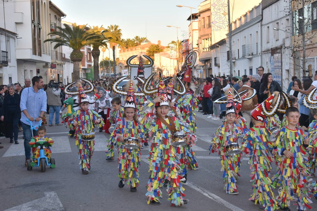 La tarde del pasado sábado 22 de febrero Miajadas acogió a cientos de personas que participaron en el Gran Desfile de Carnaval y asistieron a presenciarlo y disfrutarlo. La localidad se convirtió en un mundo de fantasía donde todo tenía cabida: Alaskas de diferentes edades, científicos locos, las Olimpiadas, luchadores de esgrima, astronautas, monstruos, caballeros, vikingos del futuro, arlequines, hortalizas que cobraron vida, piratas que llegaron desde muy muy lejos y traían su propia isla a cuestas, tribus llegadas desde tierras aún más lejanas, e incluso el mismísimo Buda. El mundo Disney fue el gran protagonista, con bailarines de fantasía, princesas hormonadas, madrastras malvadas, Blancanieves y el príncipe, Pinocho y Geppetto y Alicia en el País de las maravillas con un sombrerero loco multiplicado sobre sí mismo. El gran musical que marcó la vida de muchos y muchas adolescentes y el gran referente que es en sí misma la película 'Grease' llegó a Miajadas de mano de la comparsa 'Los Colegas'. Y, cómo no, la gran maestría de los músicos que amenizaron el desfile de más de 700 participantes y que, como merecía la ocasión, lucieron sus mejores galas. 