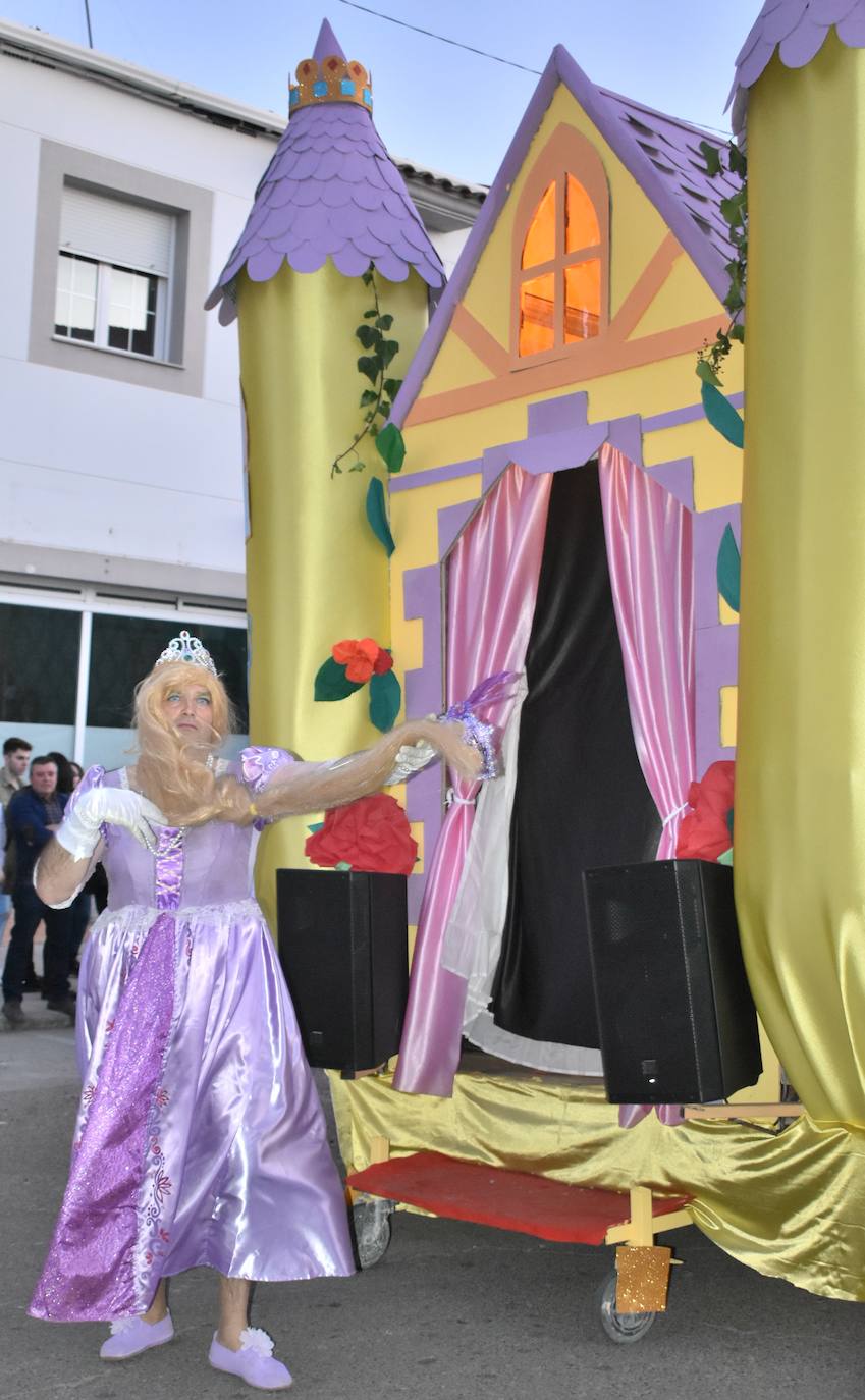La tarde del pasado sábado 22 de febrero Miajadas acogió a cientos de personas que participaron en el Gran Desfile de Carnaval y asistieron a presenciarlo y disfrutarlo. La localidad se convirtió en un mundo de fantasía donde todo tenía cabida: Alaskas de diferentes edades, científicos locos, las Olimpiadas, luchadores de esgrima, astronautas, monstruos, caballeros, vikingos del futuro, arlequines, hortalizas que cobraron vida, piratas que llegaron desde muy muy lejos y traían su propia isla a cuestas, tribus llegadas desde tierras aún más lejanas, e incluso el mismísimo Buda. El mundo Disney fue el gran protagonista, con bailarines de fantasía, princesas hormonadas, madrastras malvadas, Blancanieves y el príncipe, Pinocho y Geppetto y Alicia en el País de las maravillas con un sombrerero loco multiplicado sobre sí mismo. El gran musical que marcó la vida de muchos y muchas adolescentes y el gran referente que es en sí misma la película 'Grease' llegó a Miajadas de mano de la comparsa 'Los Colegas'. Y, cómo no, la gran maestría de los músicos que amenizaron el desfile de más de 700 participantes y que, como merecía la ocasión, lucieron sus mejores galas. 