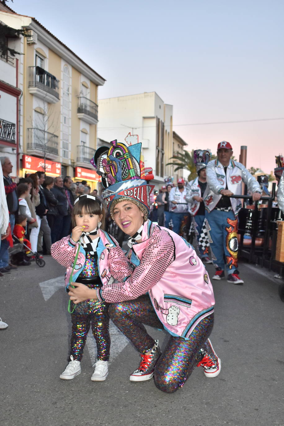 La tarde del pasado sábado 22 de febrero Miajadas acogió a cientos de personas que participaron en el Gran Desfile de Carnaval y asistieron a presenciarlo y disfrutarlo. La localidad se convirtió en un mundo de fantasía donde todo tenía cabida: Alaskas de diferentes edades, científicos locos, las Olimpiadas, luchadores de esgrima, astronautas, monstruos, caballeros, vikingos del futuro, arlequines, hortalizas que cobraron vida, piratas que llegaron desde muy muy lejos y traían su propia isla a cuestas, tribus llegadas desde tierras aún más lejanas, e incluso el mismísimo Buda. El mundo Disney fue el gran protagonista, con bailarines de fantasía, princesas hormonadas, madrastras malvadas, Blancanieves y el príncipe, Pinocho y Geppetto y Alicia en el País de las maravillas con un sombrerero loco multiplicado sobre sí mismo. El gran musical que marcó la vida de muchos y muchas adolescentes y el gran referente que es en sí misma la película 'Grease' llegó a Miajadas de mano de la comparsa 'Los Colegas'. Y, cómo no, la gran maestría de los músicos que amenizaron el desfile de más de 700 participantes y que, como merecía la ocasión, lucieron sus mejores galas. 