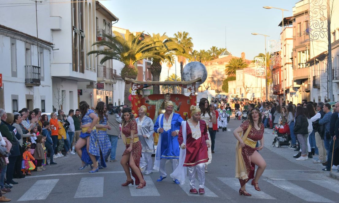 La tarde del pasado sábado 22 de febrero Miajadas acogió a cientos de personas que participaron en el Gran Desfile de Carnaval y asistieron a presenciarlo y disfrutarlo. La localidad se convirtió en un mundo de fantasía donde todo tenía cabida: Alaskas de diferentes edades, científicos locos, las Olimpiadas, luchadores de esgrima, astronautas, monstruos, caballeros, vikingos del futuro, arlequines, hortalizas que cobraron vida, piratas que llegaron desde muy muy lejos y traían su propia isla a cuestas, tribus llegadas desde tierras aún más lejanas, e incluso el mismísimo Buda. El mundo Disney fue el gran protagonista, con bailarines de fantasía, princesas hormonadas, madrastras malvadas, Blancanieves y el príncipe, Pinocho y Geppetto y Alicia en el País de las maravillas con un sombrerero loco multiplicado sobre sí mismo. El gran musical que marcó la vida de muchos y muchas adolescentes y el gran referente que es en sí misma la película 'Grease' llegó a Miajadas de mano de la comparsa 'Los Colegas'. Y, cómo no, la gran maestría de los músicos que amenizaron el desfile de más de 700 participantes y que, como merecía la ocasión, lucieron sus mejores galas. 