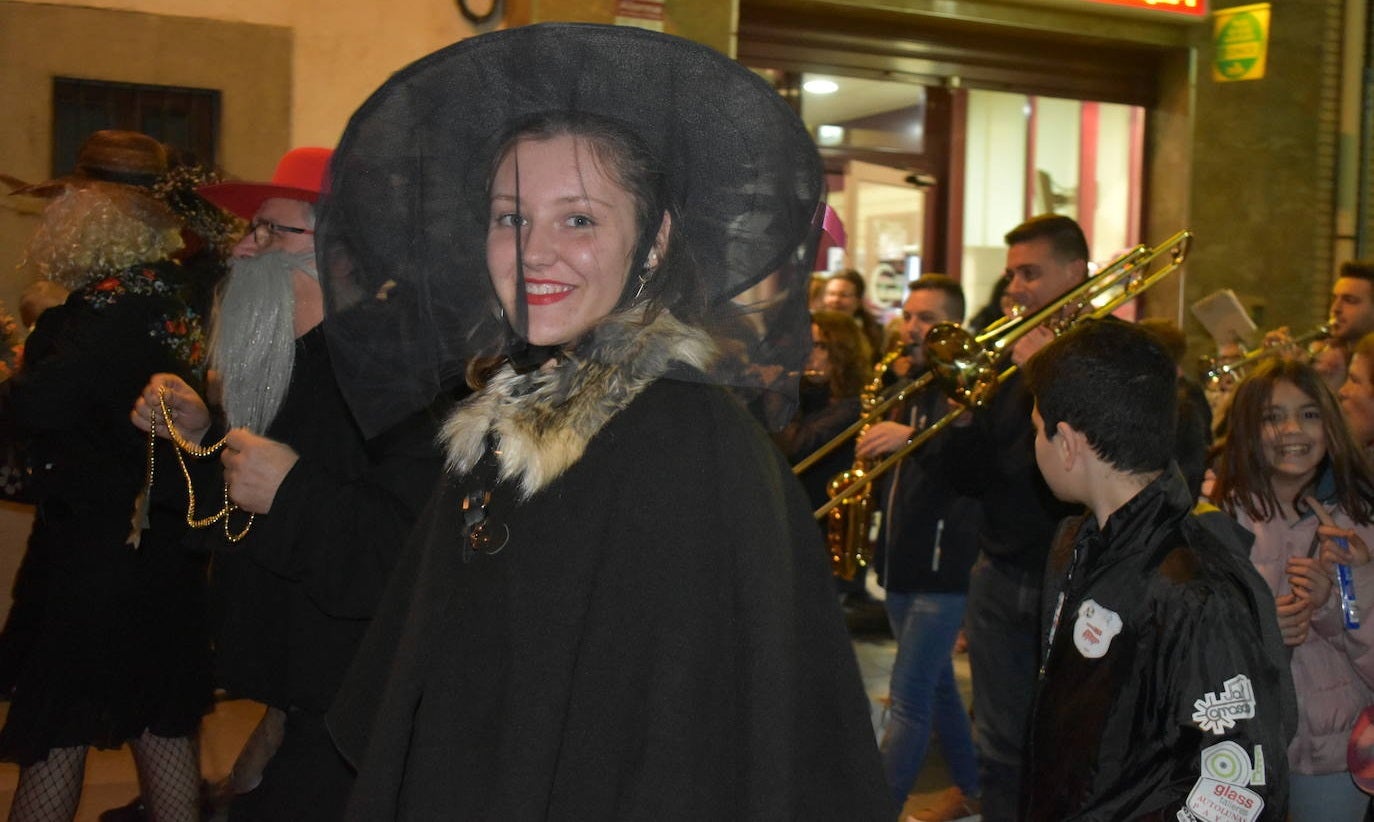 Algunas viudas se animaron al compás de la música de la banda 