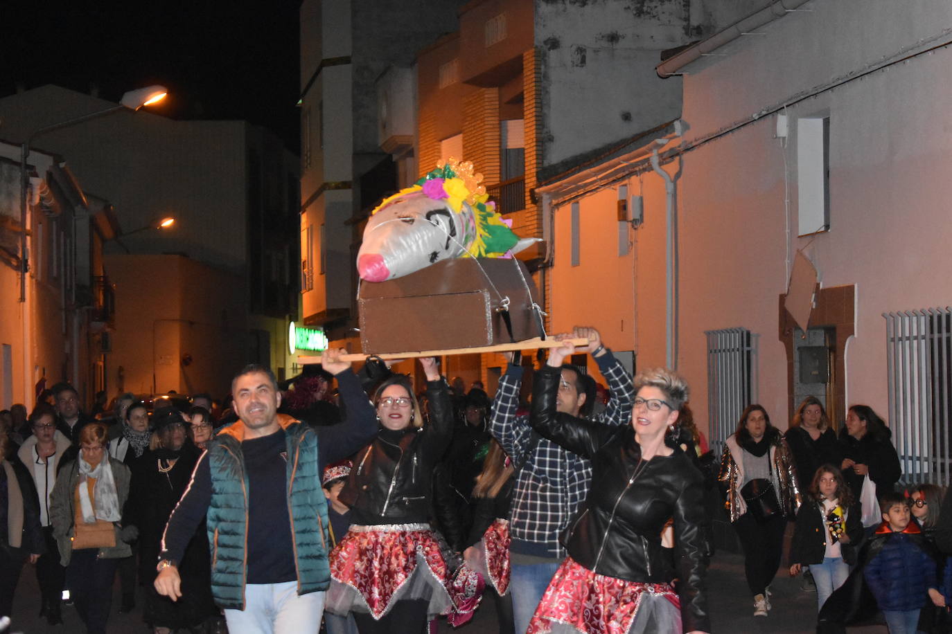 Al llegar a la plaza, los 'costaleros' alzaron a la sardina para despedirla 