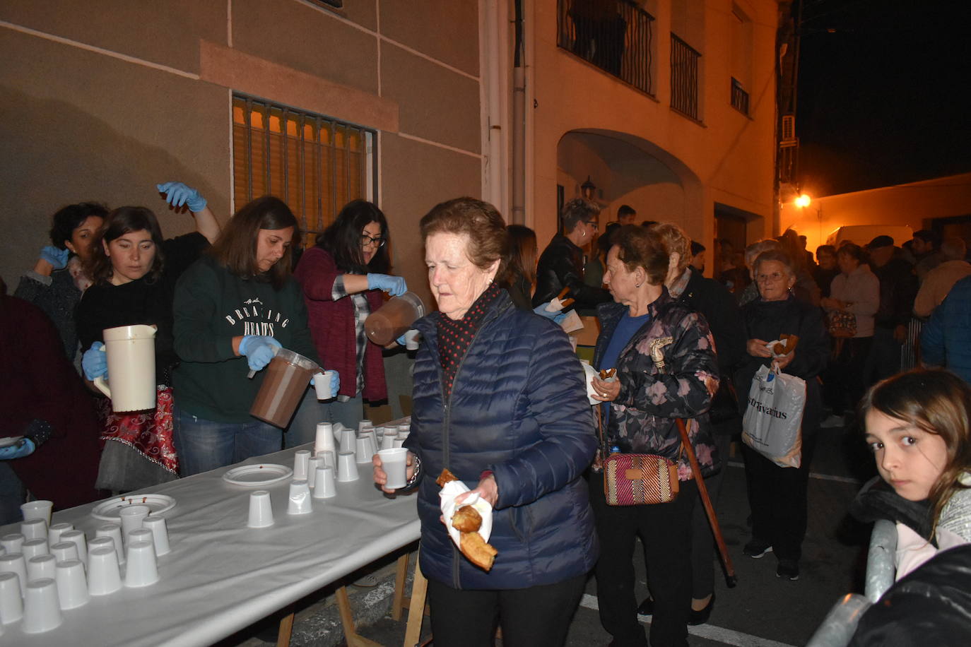 Los asistentes pudieron degustar chocolate con churros 