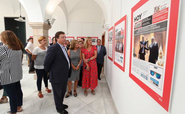 Autoridades recorriendo la exposición cuando se colgó en la Asamblea 