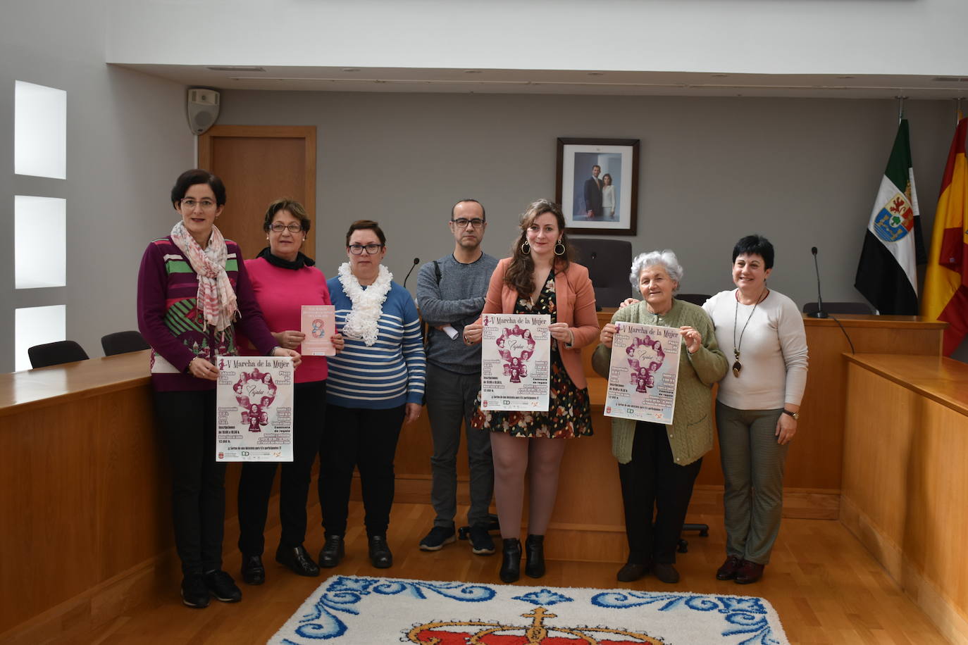 (De izq, a dcha.) Ana Acero, representante de 'La nacencia', Ana Martínez, Técnico de festejos, Toñi Mateo y Joaquín Sachéz, Técnicos de la Oficina de Igualdad de la Mancomunidad, Isabel Ruiz, Concejala de la mujer e igualdad, Maruja Mañoso, representante de 'Amas de casa y defensa del consumidor' y Paula Cerezo, en representación del Equipo de promoción de la mujer 