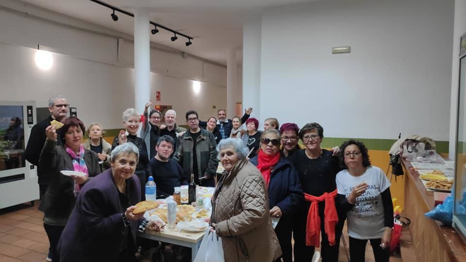 Celebración tras la representación del taller de teatro del Centro de Mayores y de la Universidad Popular 