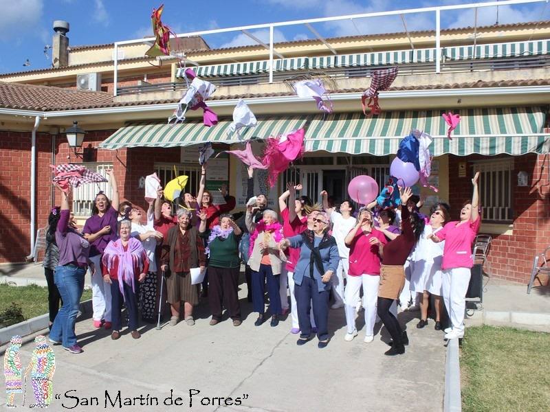 Mayores y trabajadoras lanzaron los mandiles al aire 