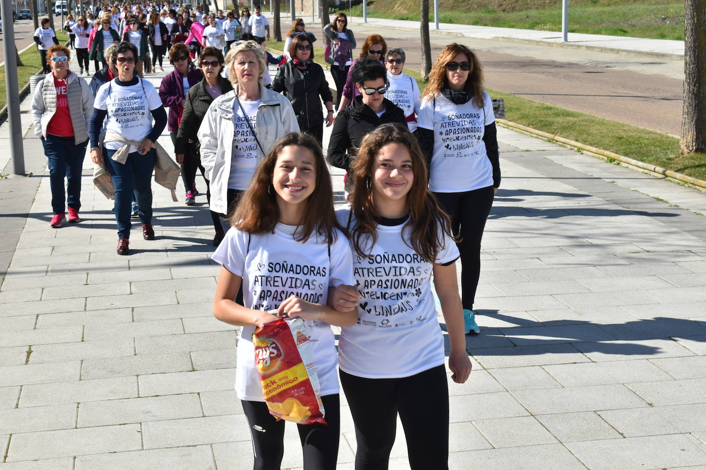 Con motivo del Día de la mujer, 8 de marzo, Miajadas ha destinado esta semana al sexo femenino y a la igualdad de oportunidades bajo el lema 'Soñadoras, atrevidas, apasionadas, inteligentes, lindas,…'. Las actividades culminaron ayer día 7 de marzo con la concentración de los vecinos de los municipios de la Mancomunidad Zona Centro en la localidad, donde celebraron un día de deporte reivindicativo, con la 'V marcha popular de la mujer', en la que participaron 1.200 personas, una Master Class de zumba y la performance 'De mujer a mujer' ofrecida por Meaxadas Teatro. La guinda del día la puso el sorteo de una bicicleta entre los y las participantes de la marcha, que fue a parar a manos de la alonseña Mari Carmen Guerrero. 