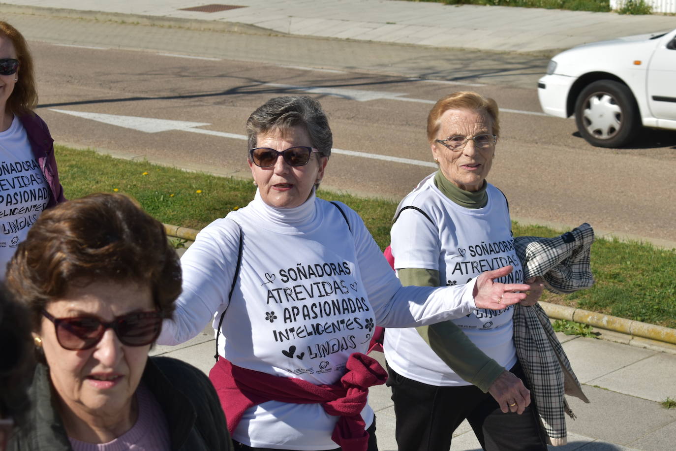 Con motivo del Día de la mujer, 8 de marzo, Miajadas ha destinado esta semana al sexo femenino y a la igualdad de oportunidades bajo el lema 'Soñadoras, atrevidas, apasionadas, inteligentes, lindas,…'. Las actividades culminaron ayer día 7 de marzo con la concentración de los vecinos de los municipios de la Mancomunidad Zona Centro en la localidad, donde celebraron un día de deporte reivindicativo, con la 'V marcha popular de la mujer', en la que participaron 1.200 personas, una Master Class de zumba y la performance 'De mujer a mujer' ofrecida por Meaxadas Teatro. La guinda del día la puso el sorteo de una bicicleta entre los y las participantes de la marcha, que fue a parar a manos de la alonseña Mari Carmen Guerrero. 