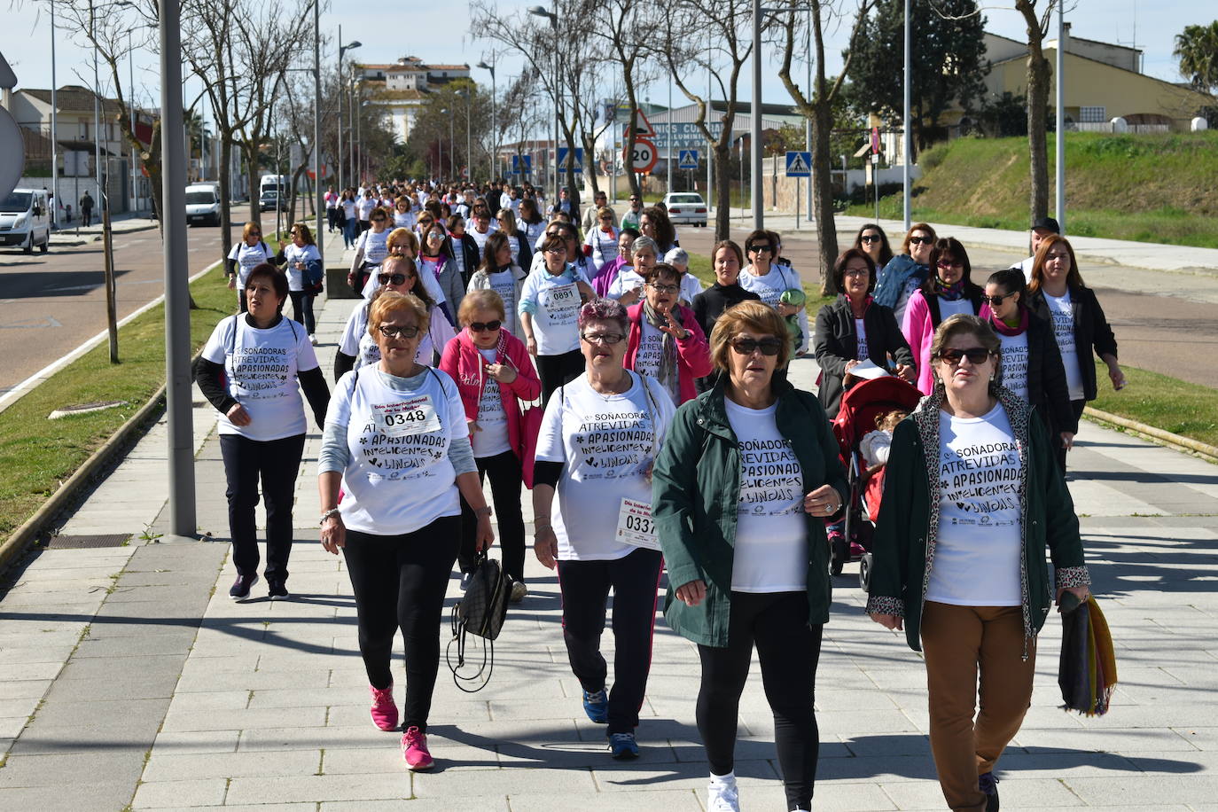 Con motivo del Día de la mujer, 8 de marzo, Miajadas ha destinado esta semana al sexo femenino y a la igualdad de oportunidades bajo el lema 'Soñadoras, atrevidas, apasionadas, inteligentes, lindas,…'. Las actividades culminaron ayer día 7 de marzo con la concentración de los vecinos de los municipios de la Mancomunidad Zona Centro en la localidad, donde celebraron un día de deporte reivindicativo, con la 'V marcha popular de la mujer', en la que participaron 1.200 personas, una Master Class de zumba y la performance 'De mujer a mujer' ofrecida por Meaxadas Teatro. La guinda del día la puso el sorteo de una bicicleta entre los y las participantes de la marcha, que fue a parar a manos de la alonseña Mari Carmen Guerrero. 