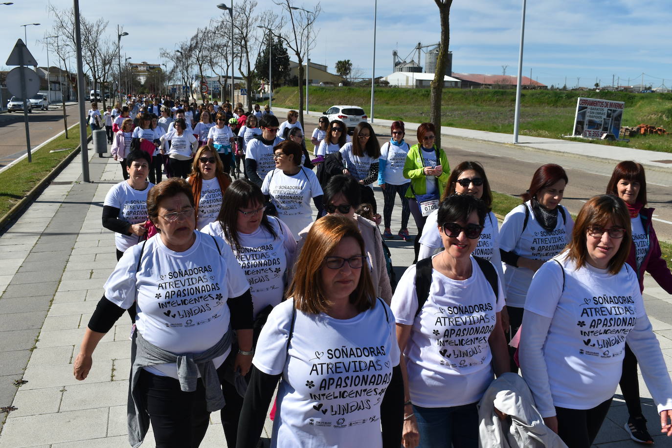 Con motivo del Día de la mujer, 8 de marzo, Miajadas ha destinado esta semana al sexo femenino y a la igualdad de oportunidades bajo el lema 'Soñadoras, atrevidas, apasionadas, inteligentes, lindas,…'. Las actividades culminaron ayer día 7 de marzo con la concentración de los vecinos de los municipios de la Mancomunidad Zona Centro en la localidad, donde celebraron un día de deporte reivindicativo, con la 'V marcha popular de la mujer', en la que participaron 1.200 personas, una Master Class de zumba y la performance 'De mujer a mujer' ofrecida por Meaxadas Teatro. La guinda del día la puso el sorteo de una bicicleta entre los y las participantes de la marcha, que fue a parar a manos de la alonseña Mari Carmen Guerrero. 