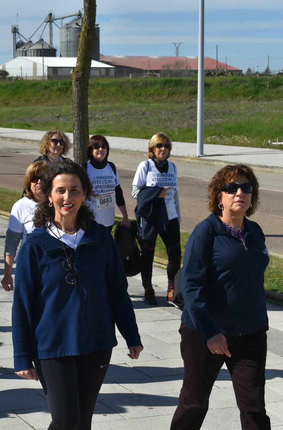 Con motivo del Día de la mujer, 8 de marzo, Miajadas ha destinado esta semana al sexo femenino y a la igualdad de oportunidades bajo el lema 'Soñadoras, atrevidas, apasionadas, inteligentes, lindas,…'. Las actividades culminaron ayer día 7 de marzo con la concentración de los vecinos de los municipios de la Mancomunidad Zona Centro en la localidad, donde celebraron un día de deporte reivindicativo, con la 'V marcha popular de la mujer', en la que participaron 1.200 personas, una Master Class de zumba y la performance 'De mujer a mujer' ofrecida por Meaxadas Teatro. La guinda del día la puso el sorteo de una bicicleta entre los y las participantes de la marcha, que fue a parar a manos de la alonseña Mari Carmen Guerrero. 