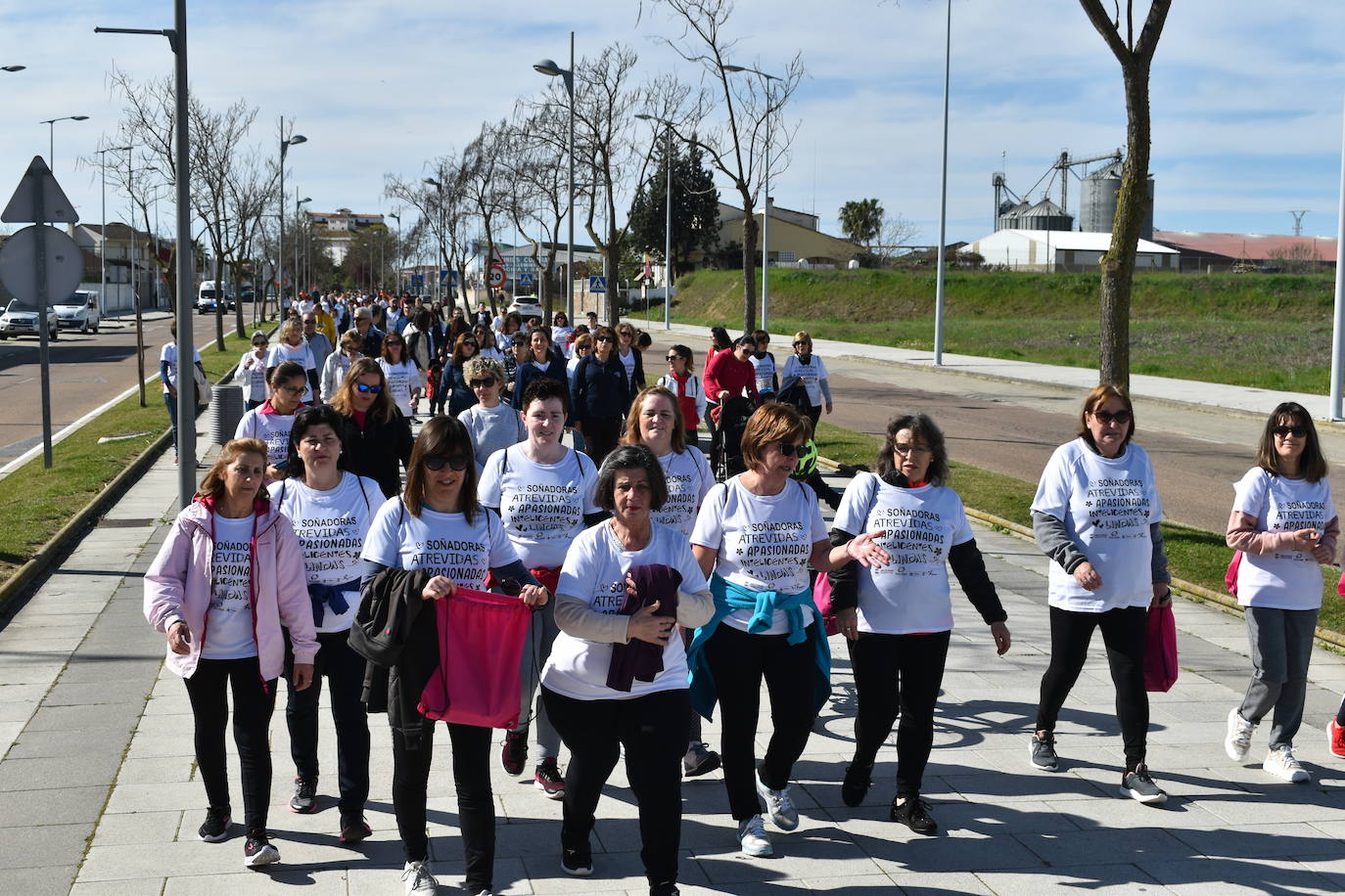 Con motivo del Día de la mujer, 8 de marzo, Miajadas ha destinado esta semana al sexo femenino y a la igualdad de oportunidades bajo el lema 'Soñadoras, atrevidas, apasionadas, inteligentes, lindas,…'. Las actividades culminaron ayer día 7 de marzo con la concentración de los vecinos de los municipios de la Mancomunidad Zona Centro en la localidad, donde celebraron un día de deporte reivindicativo, con la 'V marcha popular de la mujer', en la que participaron 1.200 personas, una Master Class de zumba y la performance 'De mujer a mujer' ofrecida por Meaxadas Teatro. La guinda del día la puso el sorteo de una bicicleta entre los y las participantes de la marcha, que fue a parar a manos de la alonseña Mari Carmen Guerrero. 