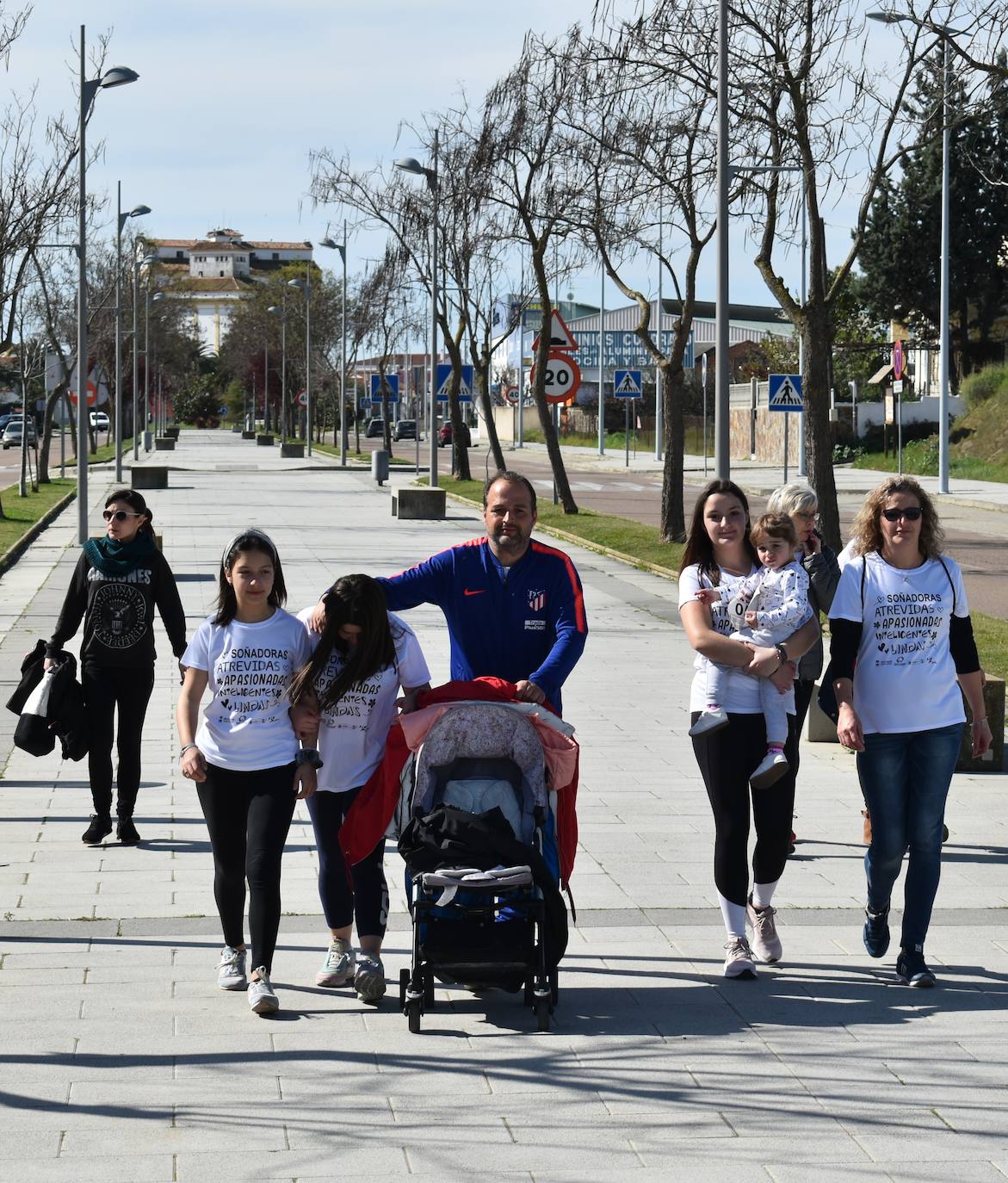 Con motivo del Día de la mujer, 8 de marzo, Miajadas ha destinado esta semana al sexo femenino y a la igualdad de oportunidades bajo el lema 'Soñadoras, atrevidas, apasionadas, inteligentes, lindas,…'. Las actividades culminaron ayer día 7 de marzo con la concentración de los vecinos de los municipios de la Mancomunidad Zona Centro en la localidad, donde celebraron un día de deporte reivindicativo, con la 'V marcha popular de la mujer', en la que participaron 1.200 personas, una Master Class de zumba y la performance 'De mujer a mujer' ofrecida por Meaxadas Teatro. La guinda del día la puso el sorteo de una bicicleta entre los y las participantes de la marcha, que fue a parar a manos de la alonseña Mari Carmen Guerrero. 