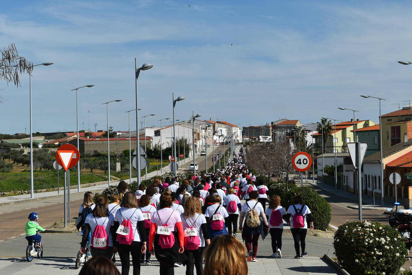 Con motivo del Día de la mujer, 8 de marzo, Miajadas ha destinado esta semana al sexo femenino y a la igualdad de oportunidades bajo el lema 'Soñadoras, atrevidas, apasionadas, inteligentes, lindas,…'. Las actividades culminaron ayer día 7 de marzo con la concentración de los vecinos de los municipios de la Mancomunidad Zona Centro en la localidad, donde celebraron un día de deporte reivindicativo, con la 'V marcha popular de la mujer', en la que participaron 1.200 personas, una Master Class de zumba y la performance 'De mujer a mujer' ofrecida por Meaxadas Teatro. La guinda del día la puso el sorteo de una bicicleta entre los y las participantes de la marcha, que fue a parar a manos de la alonseña Mari Carmen Guerrero. 