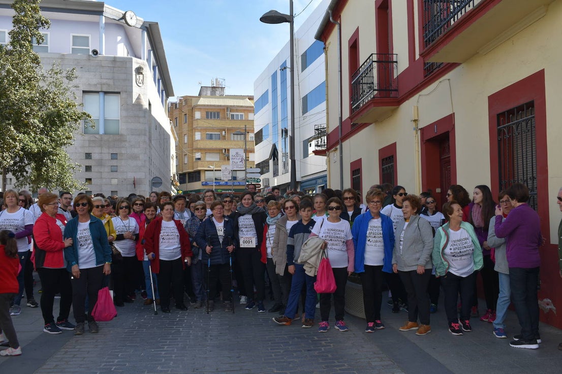 Con motivo del Día de la mujer, 8 de marzo, Miajadas ha destinado esta semana al sexo femenino y a la igualdad de oportunidades bajo el lema 'Soñadoras, atrevidas, apasionadas, inteligentes, lindas,…'. Las actividades culminaron ayer día 7 de marzo con la concentración de los vecinos de los municipios de la Mancomunidad Zona Centro en la localidad, donde celebraron un día de deporte reivindicativo, con la 'V marcha popular de la mujer', en la que participaron 1.200 personas, una Master Class de zumba y la performance 'De mujer a mujer' ofrecida por Meaxadas Teatro. La guinda del día la puso el sorteo de una bicicleta entre los y las participantes de la marcha, que fue a parar a manos de la alonseña Mari Carmen Guerrero. 