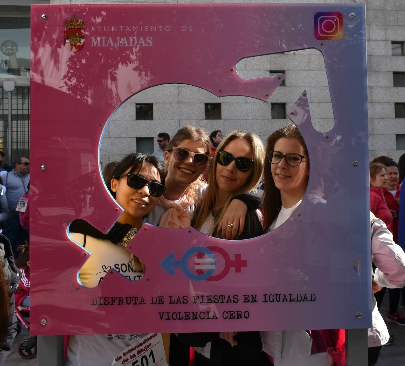 Con motivo del Día de la mujer, 8 de marzo, Miajadas ha destinado esta semana al sexo femenino y a la igualdad de oportunidades bajo el lema 'Soñadoras, atrevidas, apasionadas, inteligentes, lindas,…'. Las actividades culminaron ayer día 7 de marzo con la concentración de los vecinos de los municipios de la Mancomunidad Zona Centro en la localidad, donde celebraron un día de deporte reivindicativo, con la 'V marcha popular de la mujer', en la que participaron 1.200 personas, una Master Class de zumba y la performance 'De mujer a mujer' ofrecida por Meaxadas Teatro. La guinda del día la puso el sorteo de una bicicleta entre los y las participantes de la marcha, que fue a parar a manos de la alonseña Mari Carmen Guerrero. 