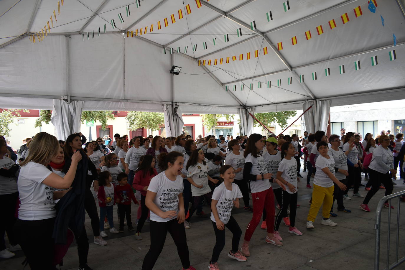 Con motivo del Día de la mujer, 8 de marzo, Miajadas ha destinado esta semana al sexo femenino y a la igualdad de oportunidades bajo el lema 'Soñadoras, atrevidas, apasionadas, inteligentes, lindas,…'. Las actividades culminaron ayer día 7 de marzo con la concentración de los vecinos de los municipios de la Mancomunidad Zona Centro en la localidad, donde celebraron un día de deporte reivindicativo, con la 'V marcha popular de la mujer', en la que participaron 1.200 personas, una Master Class de zumba y la performance 'De mujer a mujer' ofrecida por Meaxadas Teatro. La guinda del día la puso el sorteo de una bicicleta entre los y las participantes de la marcha, que fue a parar a manos de la alonseña Mari Carmen Guerrero. 