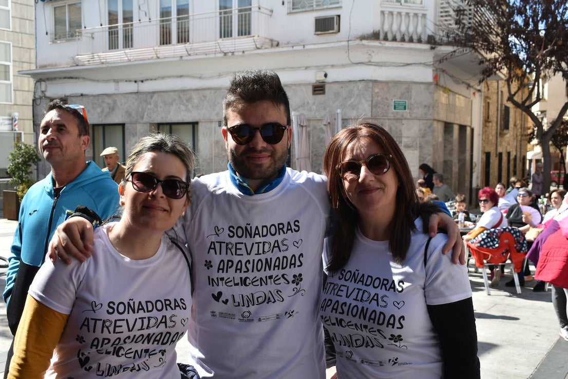 Con motivo del Día de la mujer, 8 de marzo, Miajadas ha destinado esta semana al sexo femenino y a la igualdad de oportunidades bajo el lema 'Soñadoras, atrevidas, apasionadas, inteligentes, lindas,…'. Las actividades culminaron ayer día 7 de marzo con la concentración de los vecinos de los municipios de la Mancomunidad Zona Centro en la localidad, donde celebraron un día de deporte reivindicativo, con la 'V marcha popular de la mujer', en la que participaron 1.200 personas, una Master Class de zumba y la performance 'De mujer a mujer' ofrecida por Meaxadas Teatro. La guinda del día la puso el sorteo de una bicicleta entre los y las participantes de la marcha, que fue a parar a manos de la alonseña Mari Carmen Guerrero. 