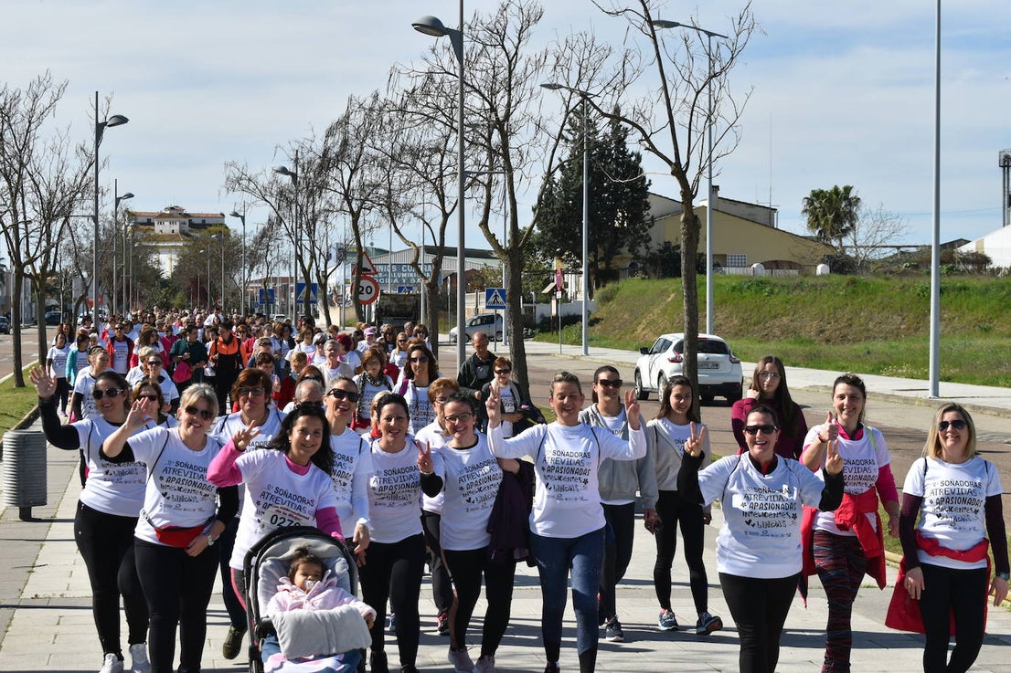 Con motivo del Día de la mujer, 8 de marzo, Miajadas ha destinado esta semana al sexo femenino y a la igualdad de oportunidades bajo el lema 'Soñadoras, atrevidas, apasionadas, inteligentes, lindas,…'. Las actividades culminaron ayer día 7 de marzo con la concentración de los vecinos de los municipios de la Mancomunidad Zona Centro en la localidad, donde celebraron un día de deporte reivindicativo, con la 'V marcha popular de la mujer', en la que participaron 1.200 personas, una Master Class de zumba y la performance 'De mujer a mujer' ofrecida por Meaxadas Teatro. La guinda del día la puso el sorteo de una bicicleta entre los y las participantes de la marcha, que fue a parar a manos de la alonseña Mari Carmen Guerrero. 