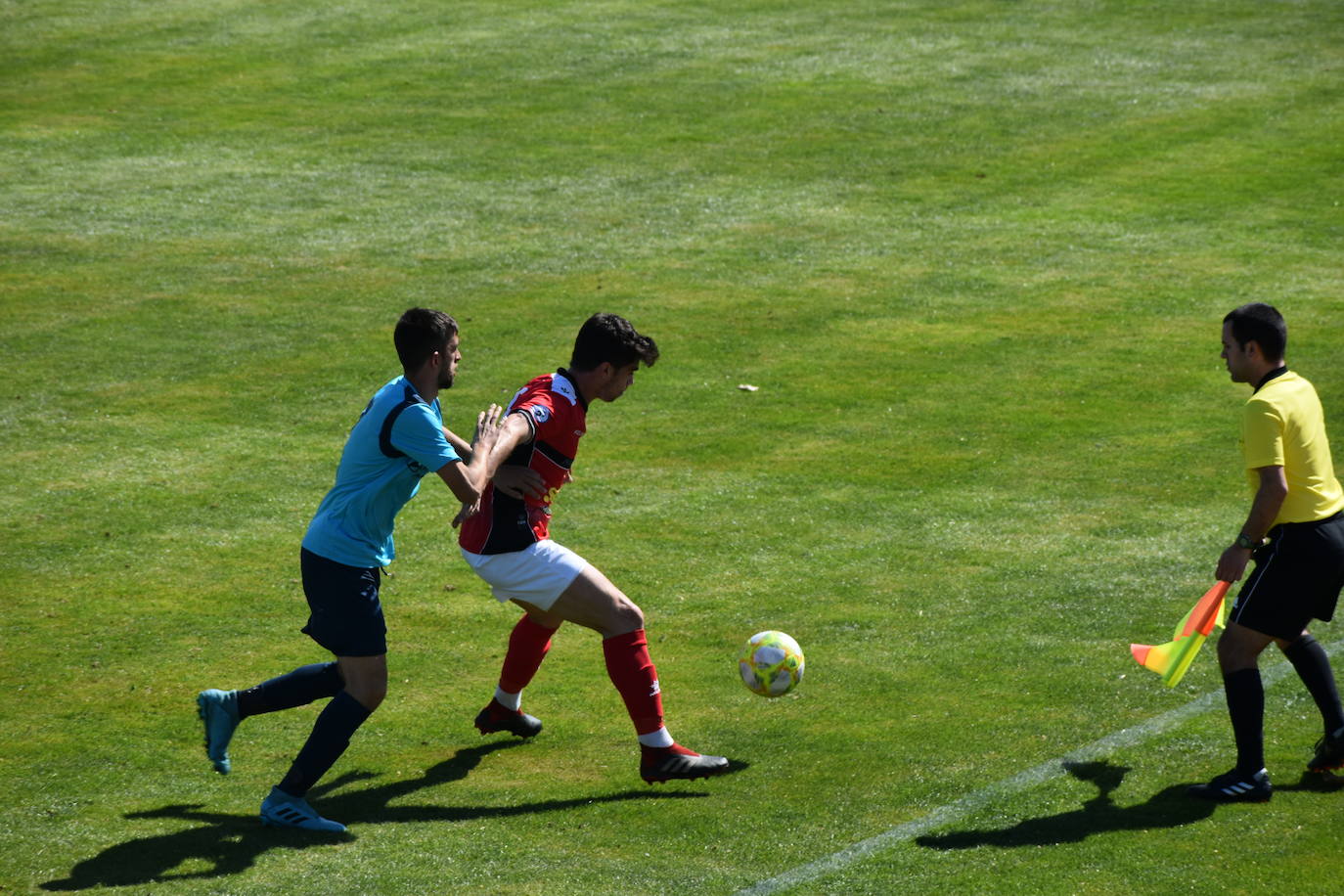 Israel, del Valdivia, y Ramiro, del Miajadas, disputan el balón 