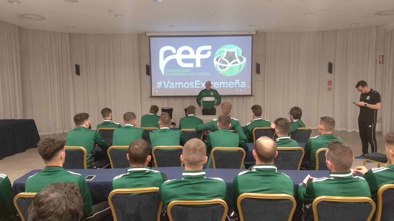Charla motivacional de anoche por parte de Domingo Terrón a sus jugadores 