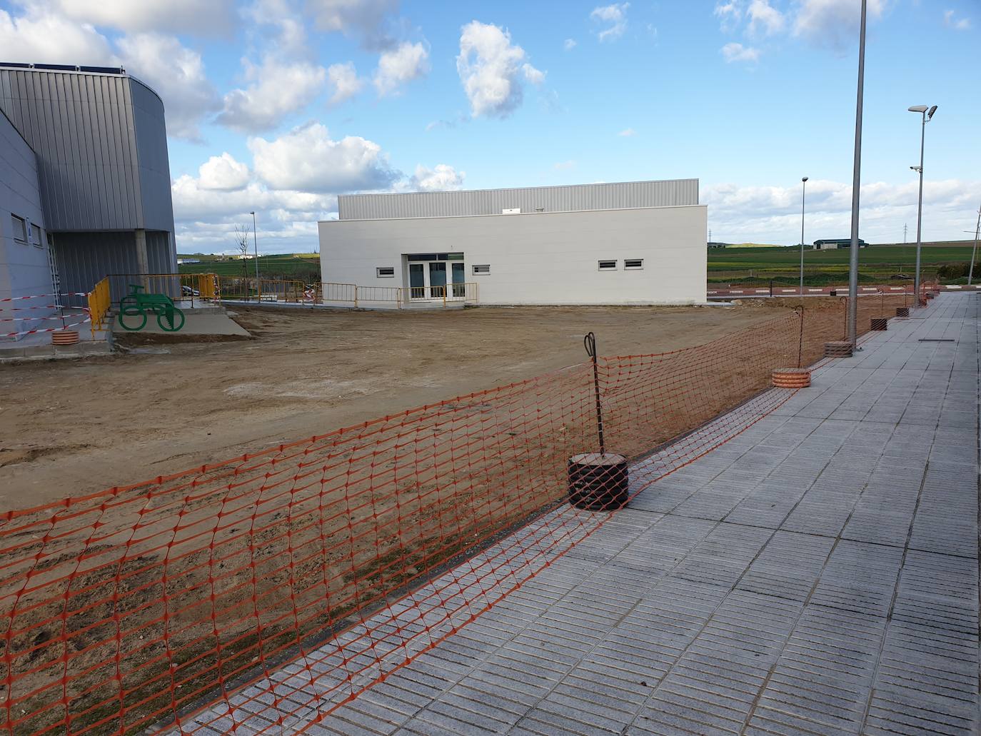 Izquierda pabellón multiusos, de frente sala multideporte, derecha acera que conduce al Estadio 