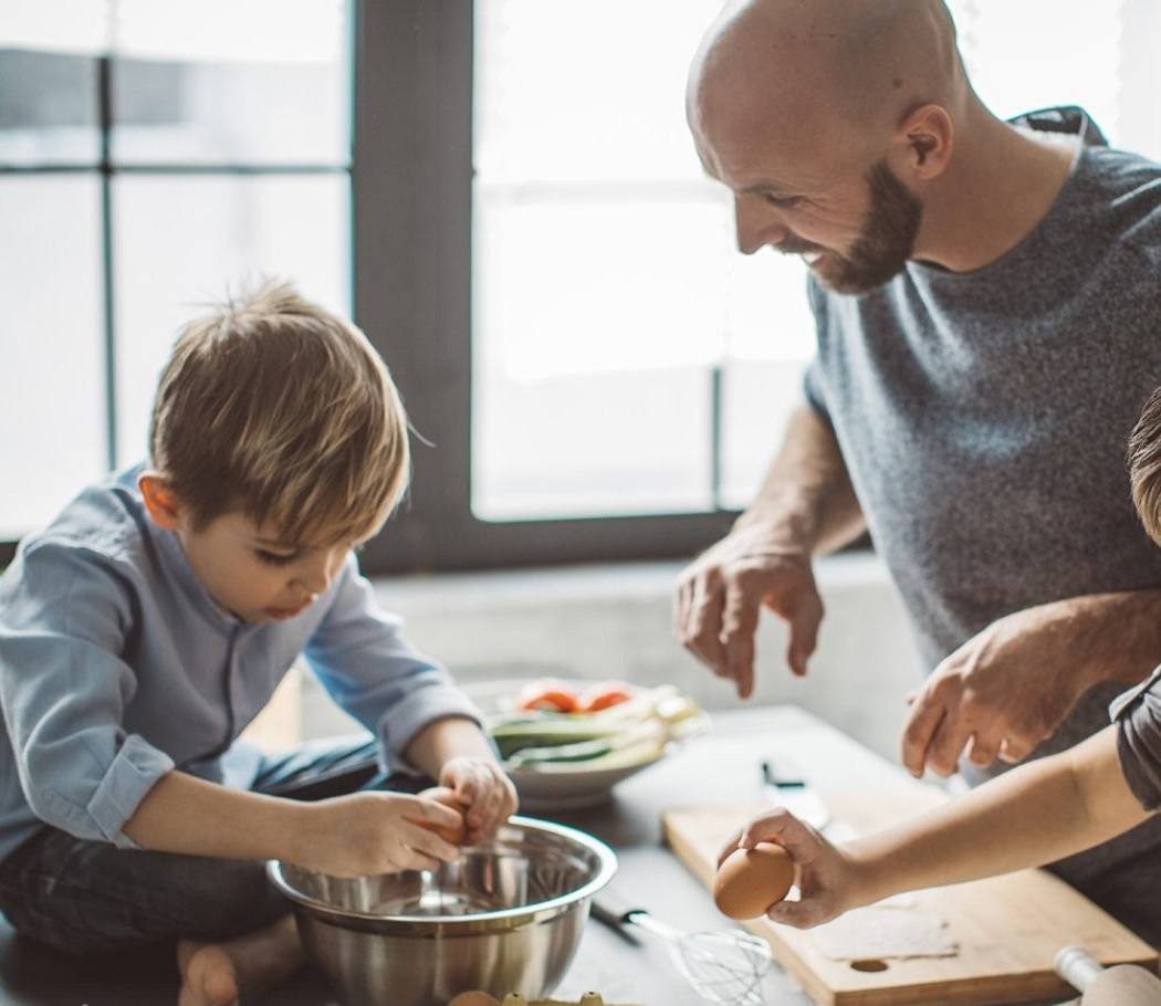 La importancia de enseñar a los niños a cocinar 
