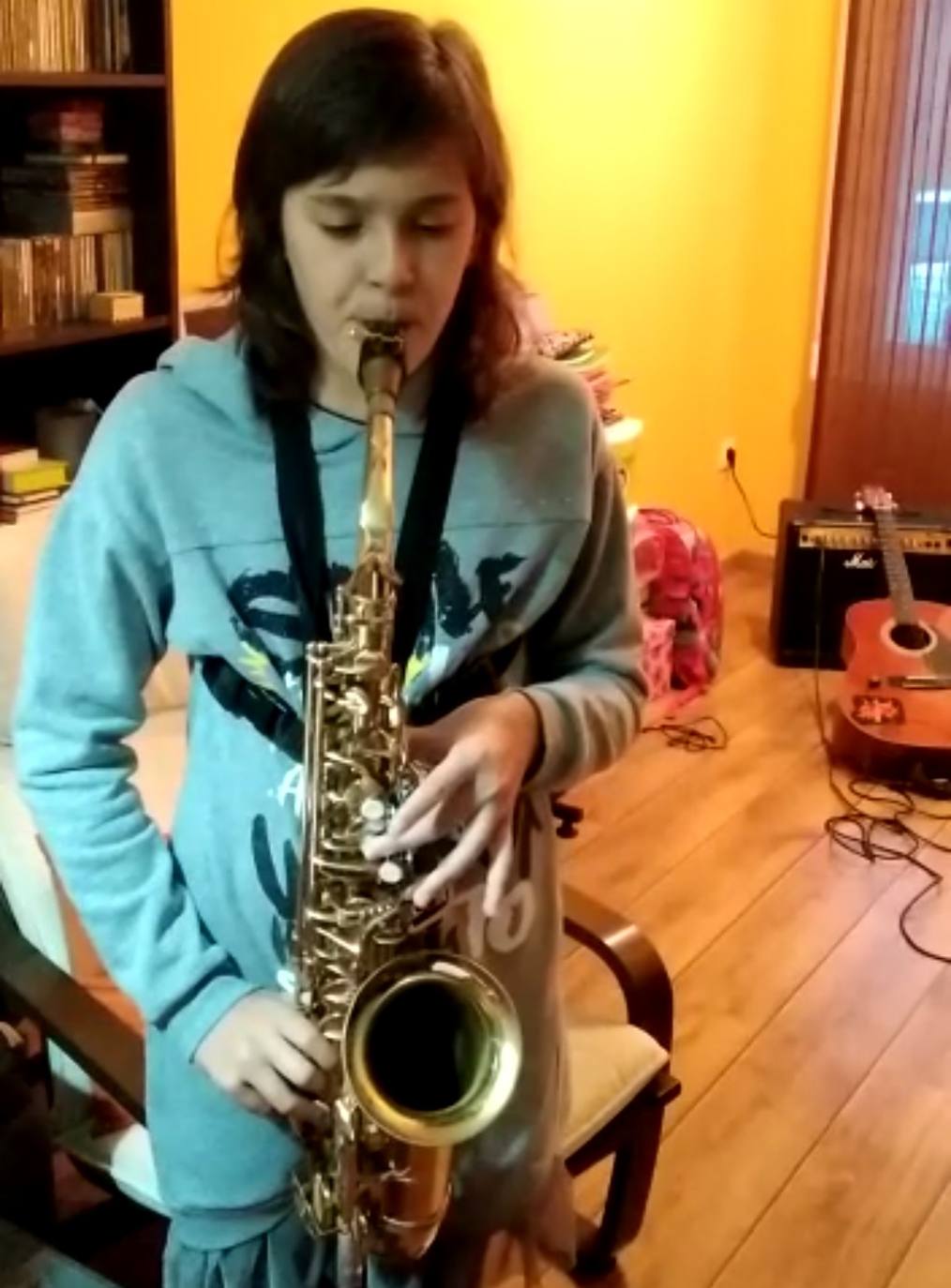 Paula, alumna de viento madera de la escuela, interpreta el 'Himno de la alegría' 