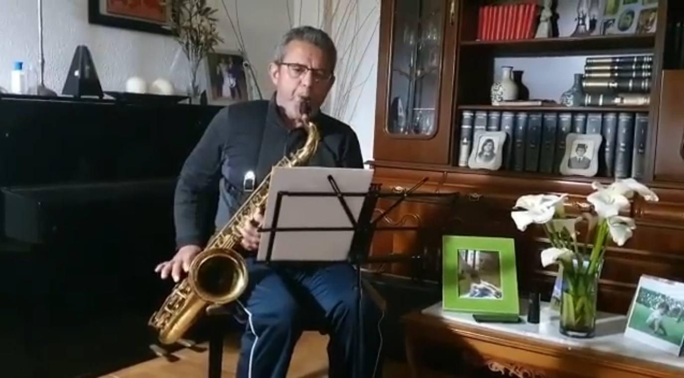 Juan Vicente toca 'Resistiré' con el saxofón 