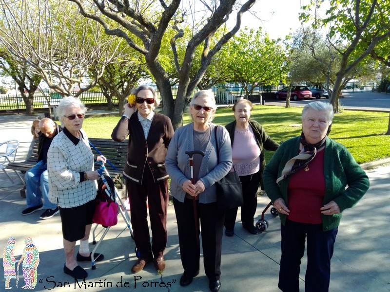 Los residentes continúan dando sus paseos por el patio del centro 