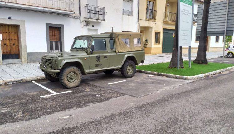 Uno de los vehículos de la Brigada, estacionado en una de las calles de Miajadas 