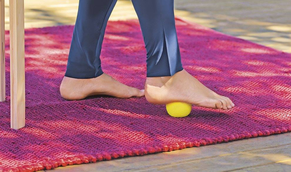 No hay que presionar demasiado la pelota para que no se escape 