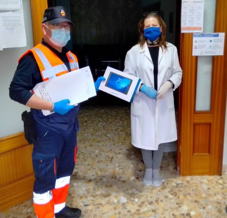 Entrega de una tablet en la residencia de mayores Novoger de Miajadas 