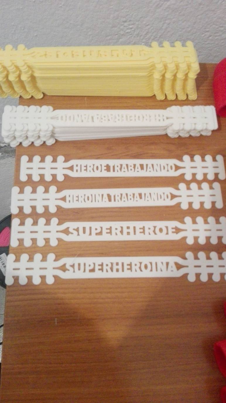 Se puede leer la inscripción de Superhéroe o Superheroína 