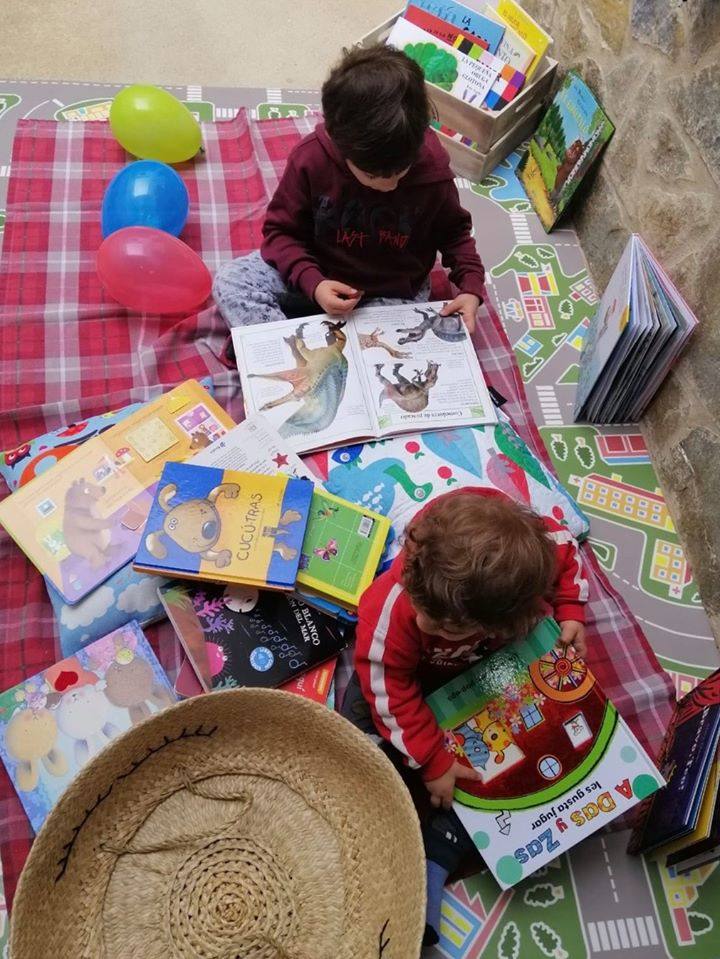 El pasado 23 de abril, con motivo del Día Internacional del libro, los miajadeños viajaron a través de la lectura a los lugares más insospechados. Adultos y niños 'se saltaron el confinamiento' para ir donde su imaginación les llevó, ya que leer un buen libro es la única forma de viajar y vivir aventuras sin tener que salir de casa, y este año más que nunca. Muchos vecinos tomaron fotografías de este día y las enviaron al Ayuntamiento de la localidad y a RTVM para compartir sus aventuras y mostrar la importancia de los libros. 