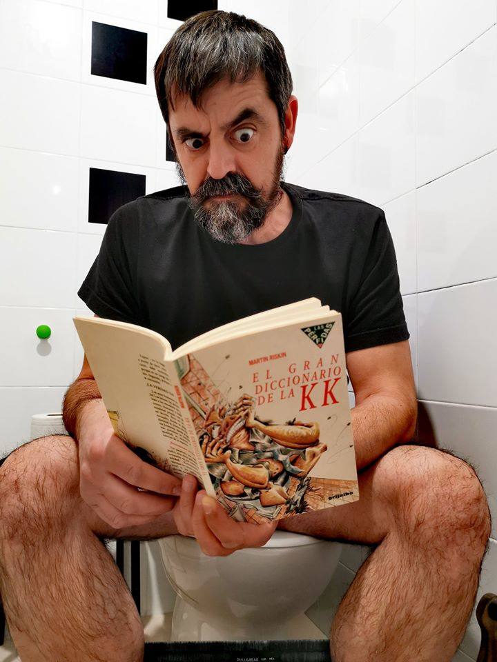 El pasado 23 de abril, con motivo del Día Internacional del libro, los miajadeños viajaron a través de la lectura a los lugares más insospechados. Adultos y niños 'se saltaron el confinamiento' para ir donde su imaginación les llevó, ya que leer un buen libro es la única forma de viajar y vivir aventuras sin tener que salir de casa, y este año más que nunca. Muchos vecinos quisieron compartir sus aventuras y mostrar la importancia de este día. 