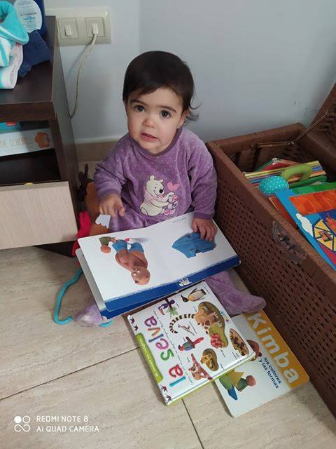 El pasado 23 de abril, con motivo del Día Internacional del libro, los miajadeños viajaron a través de la lectura a los lugares más insospechados. Adultos y niños 'se saltaron el confinamiento' para ir donde su imaginación les llevó, ya que leer un buen libro es la única forma de viajar y vivir aventuras sin tener que salir de casa, y este año más que nunca. Muchos vecinos quisieron compartir sus aventuras y mostrar la importancia de este día. 