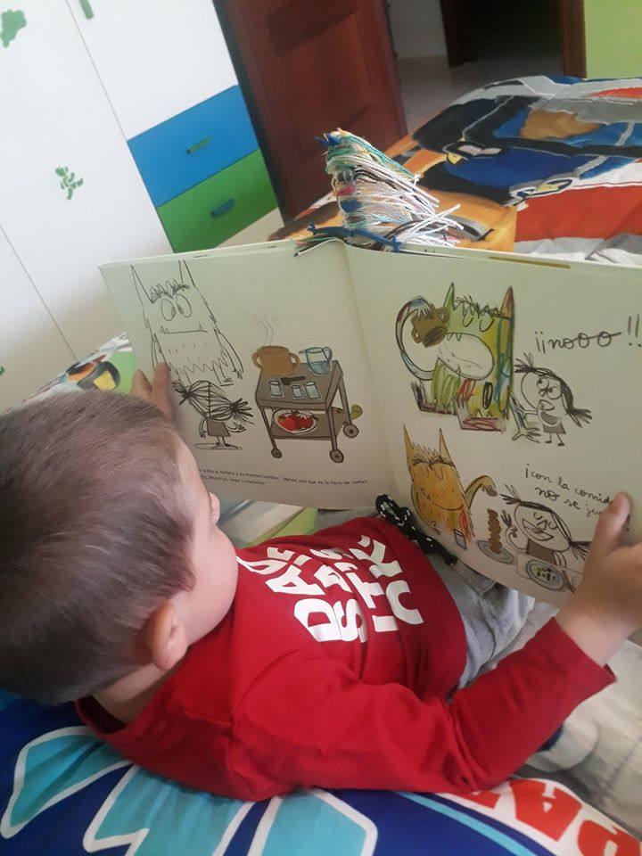 El pasado 23 de abril, con motivo del Día Internacional del libro, los miajadeños viajaron a través de la lectura a los lugares más insospechados. Adultos y niños 'se saltaron el confinamiento' para ir donde su imaginación les llevó, ya que leer un buen libro es la única forma de viajar y vivir aventuras sin tener que salir de casa, y este año más que nunca. Muchos vecinos quisieron compartir sus aventuras y mostrar la importancia de este día. 