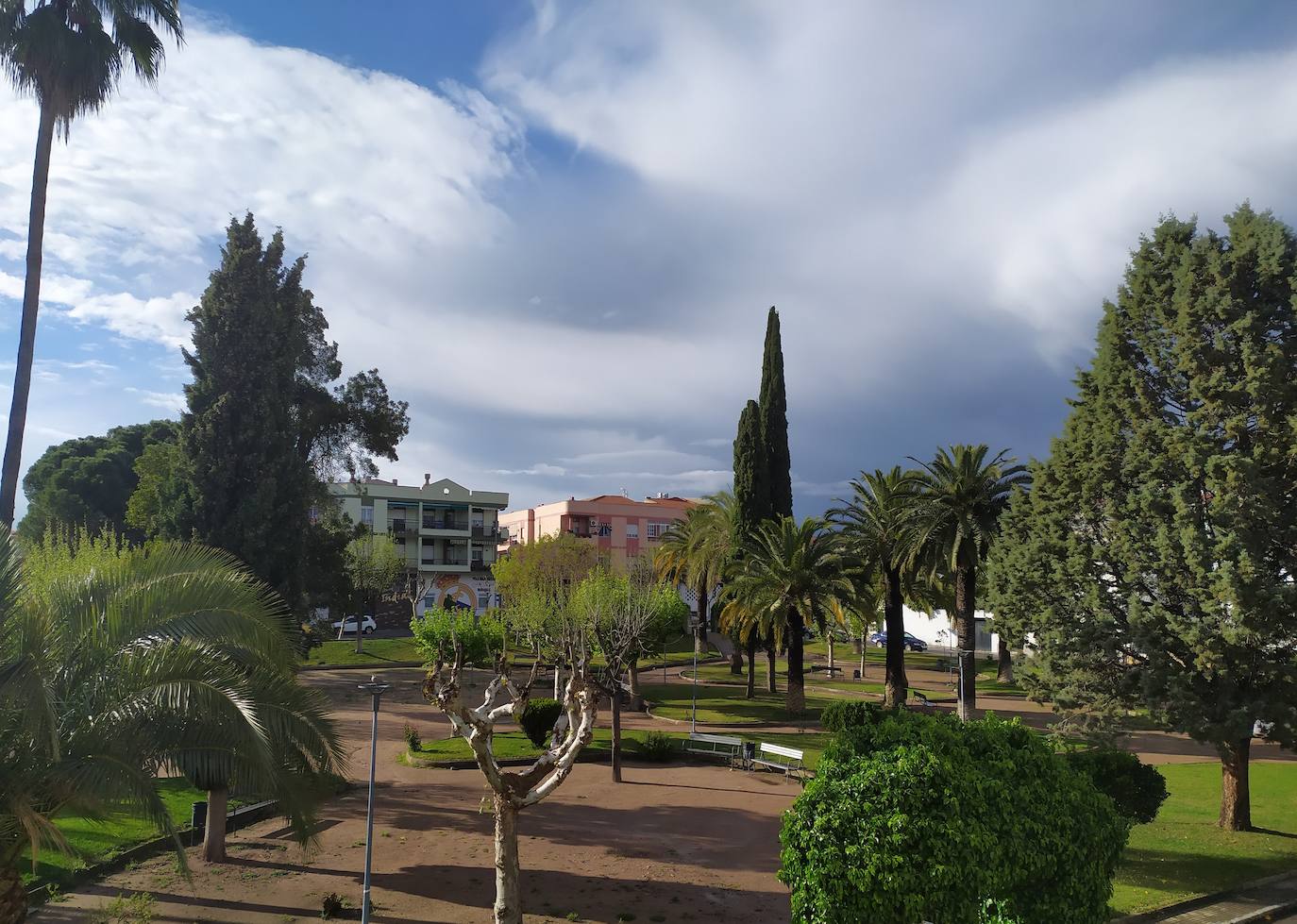 Mediante la iniciativa turística y cultural 'A través de tu ventana', impulsada por el Ayuntamiento, los vecinos de Miajadas comparten las vistas que poseen desde sus ventanas, balcones o terrazas para que todos puedan seguir paseando por sus calles. La calle Infanta Cristina, la avenida Cruz de los Pajares, calle Faldiego, avenida Trujillo, calle Los almendros, calle Andrés Segovia, Los naranjos, plaza La Llanada, el parque de Los Mártires, calle Dos de mayo, calle Castelar, el barrio La estación, la calle Paloma, calle Alfredo Kraus, calle Prim, el barrio de Las 100 viviendas, calle Palacios, calle Canteros, Salvador Dalí, avenida García Siñeriz, calle Medellín, Picasso, Obra Pía, la calle Juan de Ávalos, Acacias, Martín Cerezo, la plaza Santa Teresa o la calle Corredera son algunos de los hermosos rincones de la localidad, vistos ahora con otros ojos. 