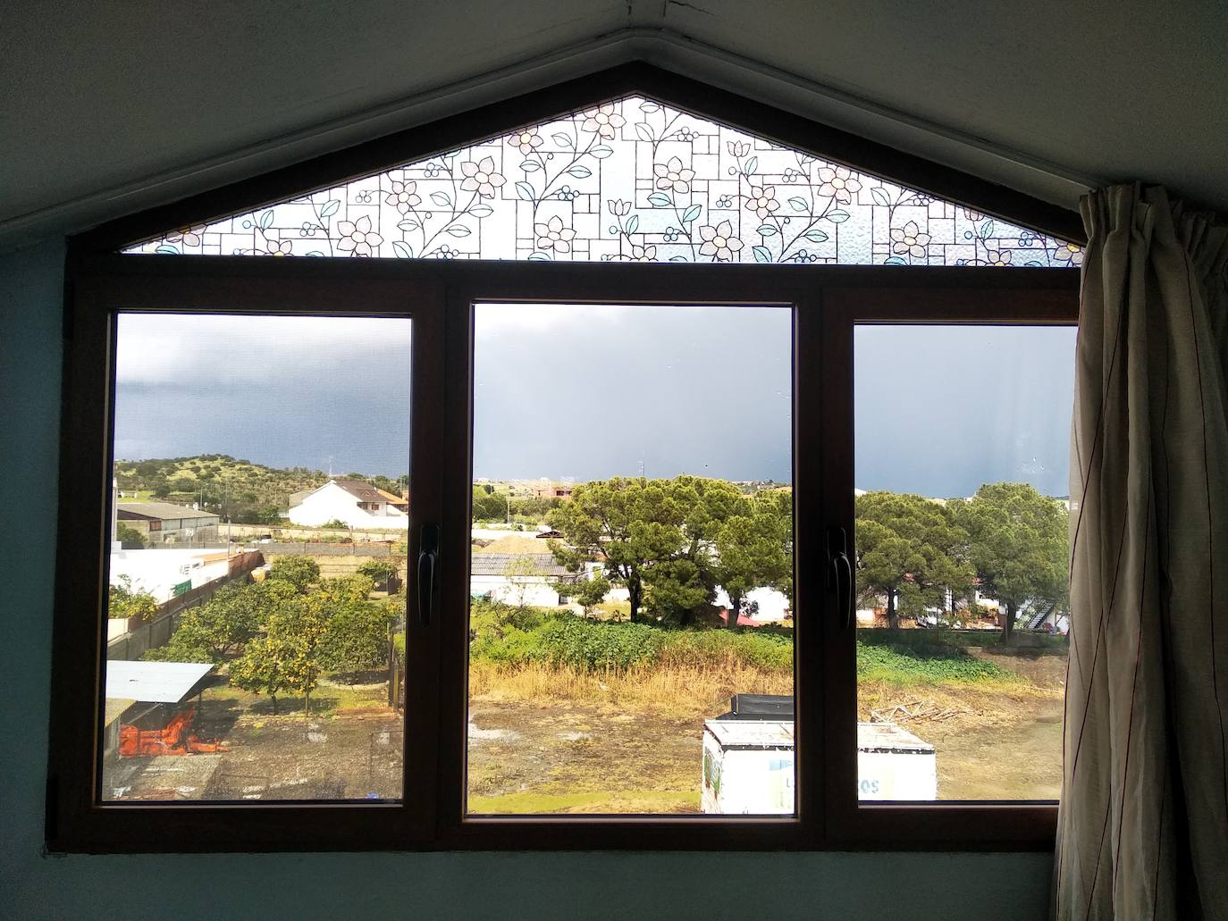 Mediante la iniciativa turística y cultural 'A través de tu ventana', impulsada por el Ayuntamiento, los vecinos de Miajadas comparten las vistas que poseen desde sus ventanas, balcones o terrazas para que todos puedan seguir paseando por sus calles. La calle Infanta Cristina, la avenida Cruz de los Pajares, calle Faldiego, avenida Trujillo, calle Los almendros, calle Andrés Segovia, Los naranjos, plaza La Llanada, el parque de Los Mártires, calle Dos de mayo, calle Castelar, el barrio La estación, la calle Paloma, calle Alfredo Kraus, calle Prim, el barrio de Las 100 viviendas, calle Palacios, calle Canteros, Salvador Dalí, avenida García Siñeriz, calle Medellín, Picasso, Obra Pía, la calle Juan de Ávalos, Acacias, Martín Cerezo, la plaza Santa Teresa o la calle Corredera son algunos de los hermosos rincones de la localidad, vistos ahora con otros ojos. 