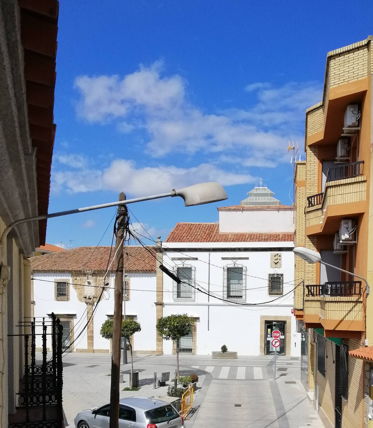 Mediante la iniciativa turística y cultural 'A través de tu ventana', impulsada por el Ayuntamiento, los vecinos de Miajadas comparten las vistas que poseen desde sus ventanas, balcones o terrazas para que todos puedan seguir paseando por sus calles. La calle Infanta Cristina, la avenida Cruz de los Pajares, calle Faldiego, avenida Trujillo, calle Los almendros, calle Andrés Segovia, Los naranjos, plaza La Llanada, el parque de Los Mártires, calle Dos de mayo, calle Castelar, el barrio La estación, la calle Paloma, calle Alfredo Kraus, calle Prim, el barrio de Las 100 viviendas, calle Palacios, calle Canteros, Salvador Dalí, avenida García Siñeriz, calle Medellín, Picasso, Obra Pía, la calle Juan de Ávalos, Acacias, Martín Cerezo, la plaza Santa Teresa o la calle Corredera son algunos de los hermosos rincones de la localidad, vistos ahora con otros ojos. 