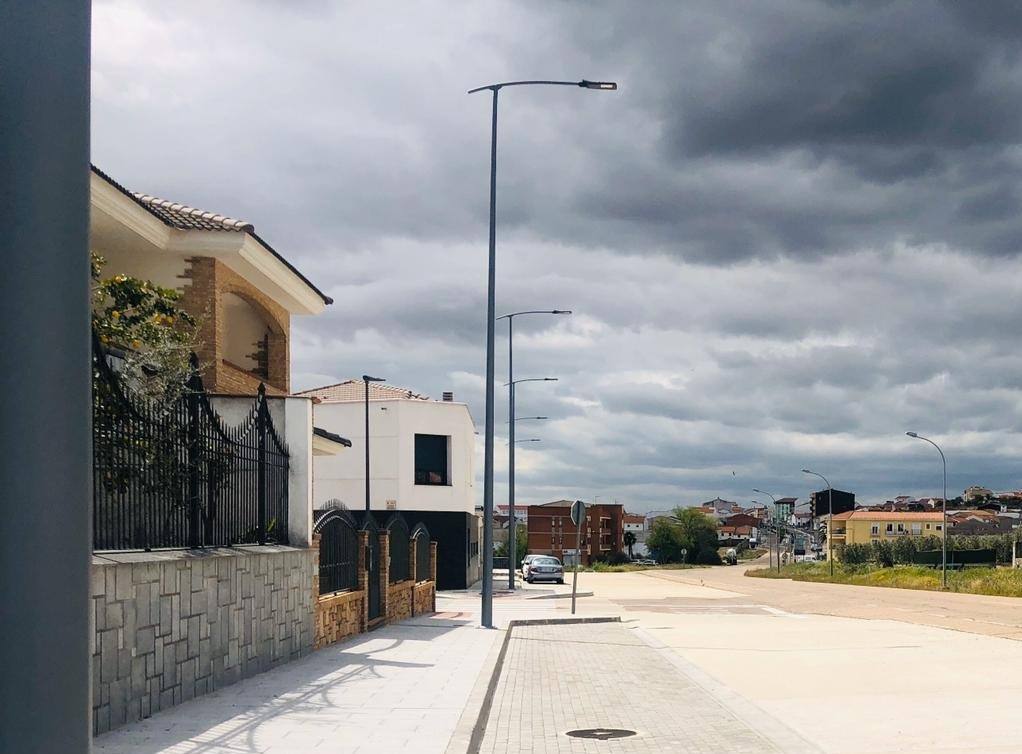 Mediante la iniciativa turística y cultural 'A través de tu ventana', impulsada por el Ayuntamiento, los vecinos de Miajadas comparten las vistas que poseen desde sus ventanas, balcones o terrazas para que todos puedan seguir paseando por sus calles. La calle Infanta Cristina, la avenida Cruz de los Pajares, calle Faldiego, avenida Trujillo, calle Los almendros, calle Andrés Segovia, Los naranjos, plaza La Llanada, el parque de Los Mártires, calle Dos de mayo, calle Castelar, el barrio La estación, la calle Paloma, calle Alfredo Kraus, calle Prim, el barrio de Las 100 viviendas, calle Palacios, calle Canteros, Salvador Dalí, avenida García Siñeriz, calle Medellín, Picasso, Obra Pía, la calle Juan de Ávalos, Acacias, Martín Cerezo, la plaza Santa Teresa o la calle Corredera son algunos de los hermosos rincones de la localidad, vistos ahora con otros ojos. 