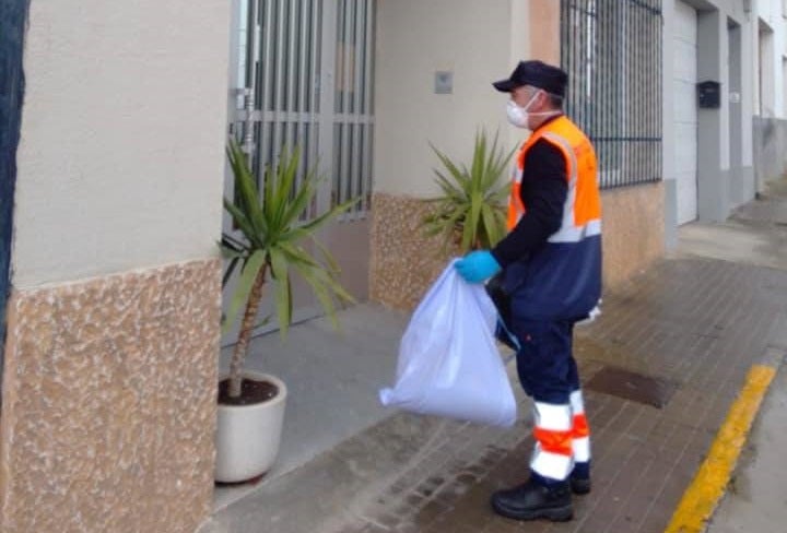 Protección Civil de Miajadas entrega las batas en la residencia de mayores Novoger 