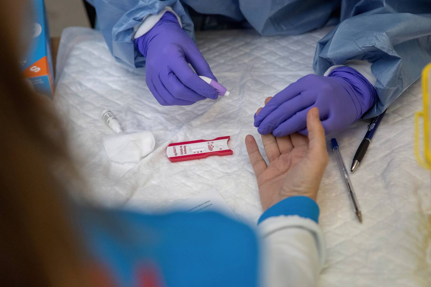 Se les hará primero un test rápido de inmunocromatografía con un simple pinchazo en un dedo 
